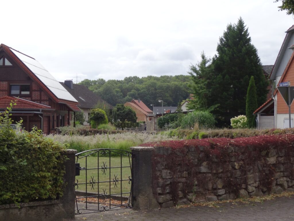 Das Bild zeigt eine Ansicht in der Hembser Dorfmitte, den Eingang des Hauses Potthast, Lange Straße.