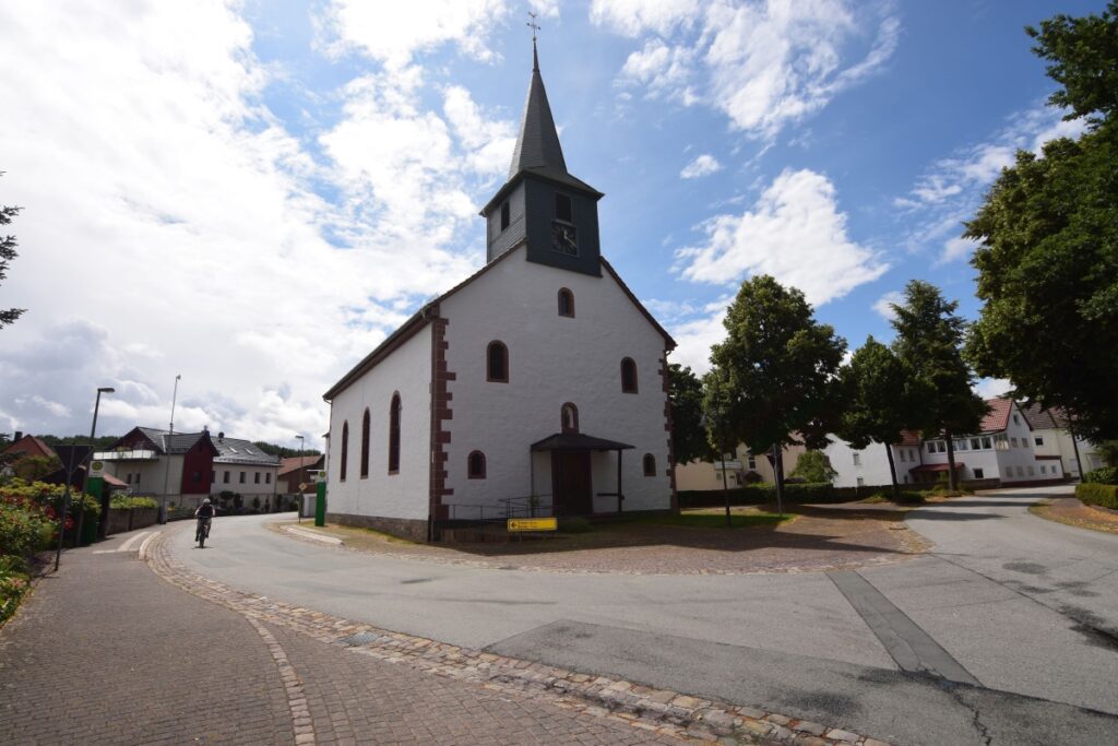 Das Bild zeigt die Hembser Kirche St. Johannes Baptist.
