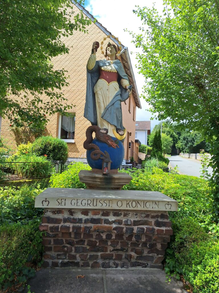 Das Bild zeigt die Marienstatue in der Marienlinde.