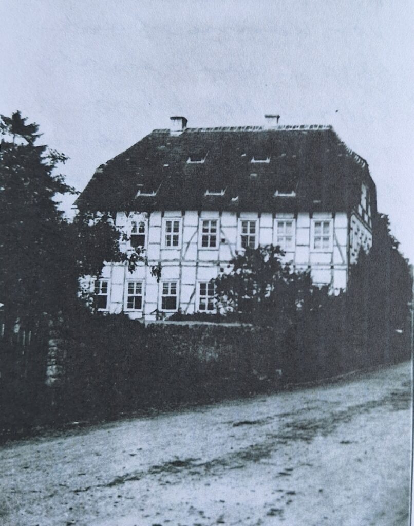 Das Haus Schimmelfeder am Ortseingang kommend von Beller.